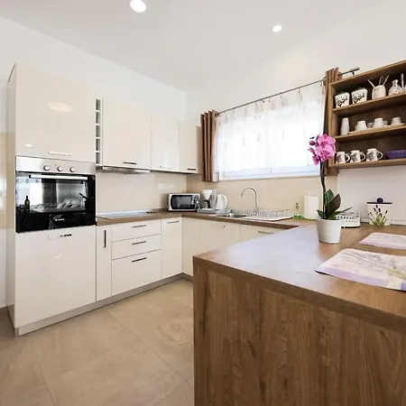 アパート De Rosa ザダル